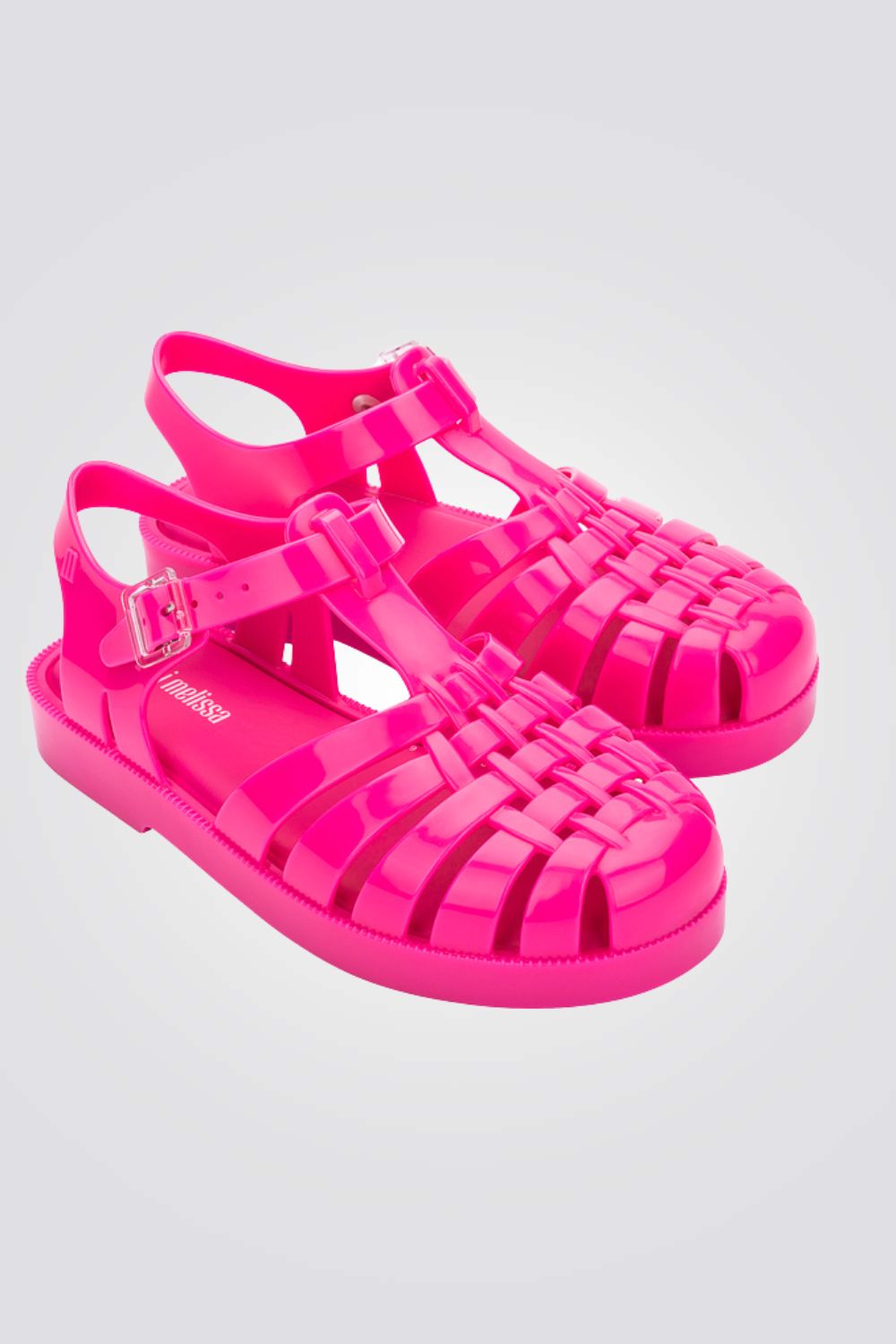 סנדלים מבית המותג MELLISA בעלות מדרס פנימי רך במיוחד שעוטף את הרגל בנוחות בלתי מתפשרת. סולייה חיצונית עמידה שמספקת אחיזה מלאה בקרקע. רצועות אחורית וקדמית בסגירת אבזם להתאמה מושלמת.