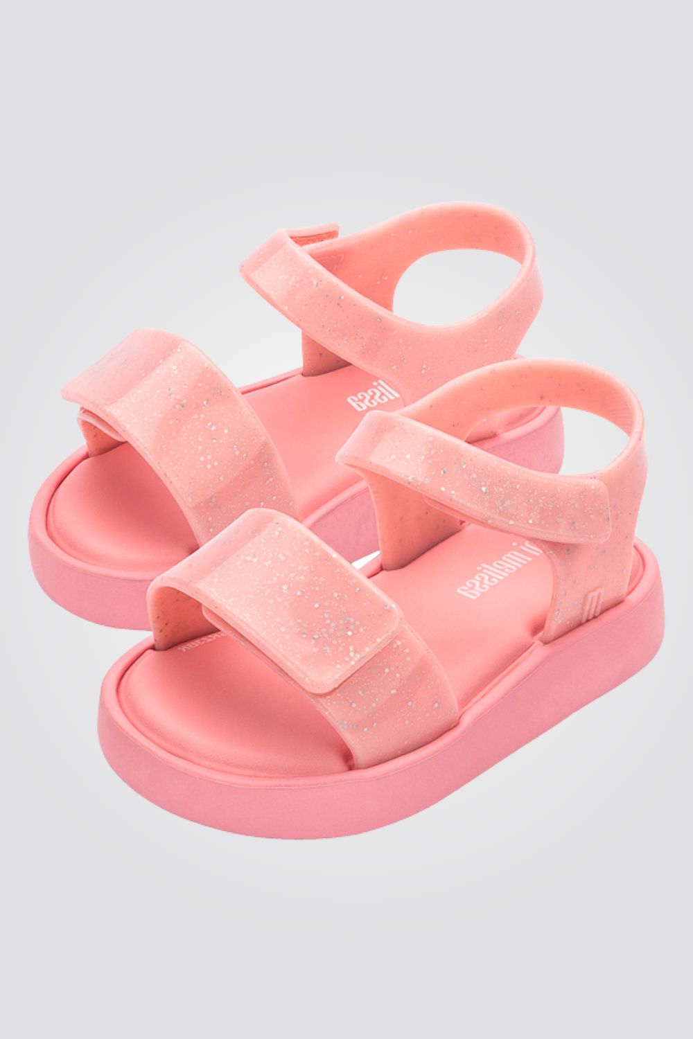 סנדלים מבית המותג MELLISA בעלות מדרס פנימי רך במיוחד שעוטף את הרגל בנוחות בלתי מתפשרת. סולייה חיצונית עמידה שמספקת אחיזה מלאה בקרקע. רצועה אחורית וקדמית בסגירת סקוטש להתאמה מושלמת.