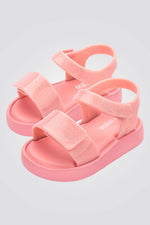 סנדלים מבית המותג MELLISA בעלות מדרס פנימי רך במיוחד שעוטף את הרגל בנוחות בלתי מתפשרת. סולייה חיצונית עמידה שמספקת אחיזה מלאה בקרקע. רצועה אחורית וקדמית בסגירת סקוטש להתאמה מושלמת.