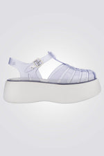 סנדלים מבית המותג MELLISA בעלות מדרס פנימי רך במיוחד שעוטף את הרגל בנוחות בלתי מתפשרת. סולייה חיצונית עמידה שמספקת אחיזה מלאה בקרקע. רצועה אחורית וקדמית בסגירת אבזם להתאמה מושלמת.