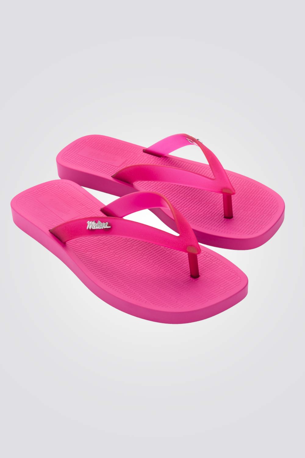 כפכפים מבית המותג MELLISA בעלות מדרס פנימי רך במיוחד שעוטף את הרגל בנוחות בלתי מתפשרת. סולייה חיצונית עמידה שמספקת אחיזה מלאה בקרקע.