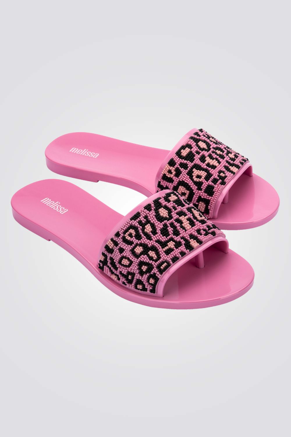 כפכפים מבית המותג MELLISA בעלות מדרס פנימי רך במיוחד שעוטף את הרגל בנוחות בלתי מתפשרת. סולייה חיצונית עמידה שמספקת אחיזה מלאה בקרקע.