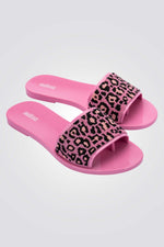 כפכפים מבית המותג MELLISA בעלות מדרס פנימי רך במיוחד שעוטף את הרגל בנוחות בלתי מתפשרת. סולייה חיצונית עמידה שמספקת אחיזה מלאה בקרקע.