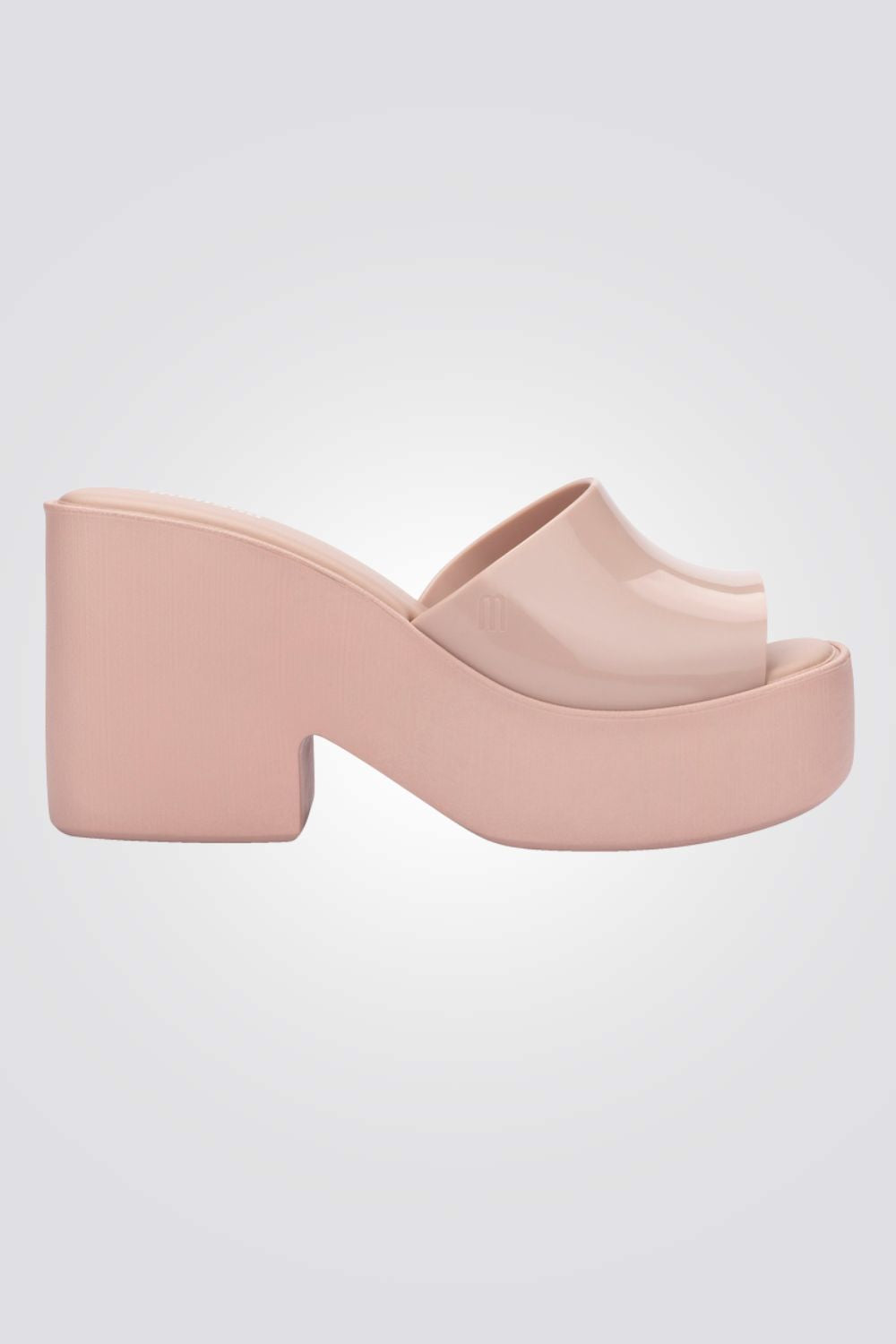 כפכפים מבית המותג MELLISA בעלות מדרס פנימי רך במיוחד שעוטף את הרגל בנוחות בלתי מתפשרת. סולייה חיצונית עמידה שמספקת אחיזה מלאה בקרקע.