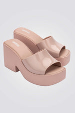 כפכפים מבית המותג MELLISA בעלות מדרס פנימי רך במיוחד שעוטף את הרגל בנוחות בלתי מתפשרת. סולייה חיצונית עמידה שמספקת אחיזה מלאה בקרקע.