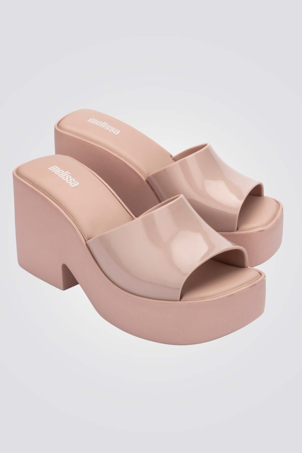 כפכפים מבית המותג MELLISA בעלות מדרס פנימי רך במיוחד שעוטף את הרגל בנוחות בלתי מתפשרת. סולייה חיצונית עמידה שמספקת אחיזה מלאה בקרקע.