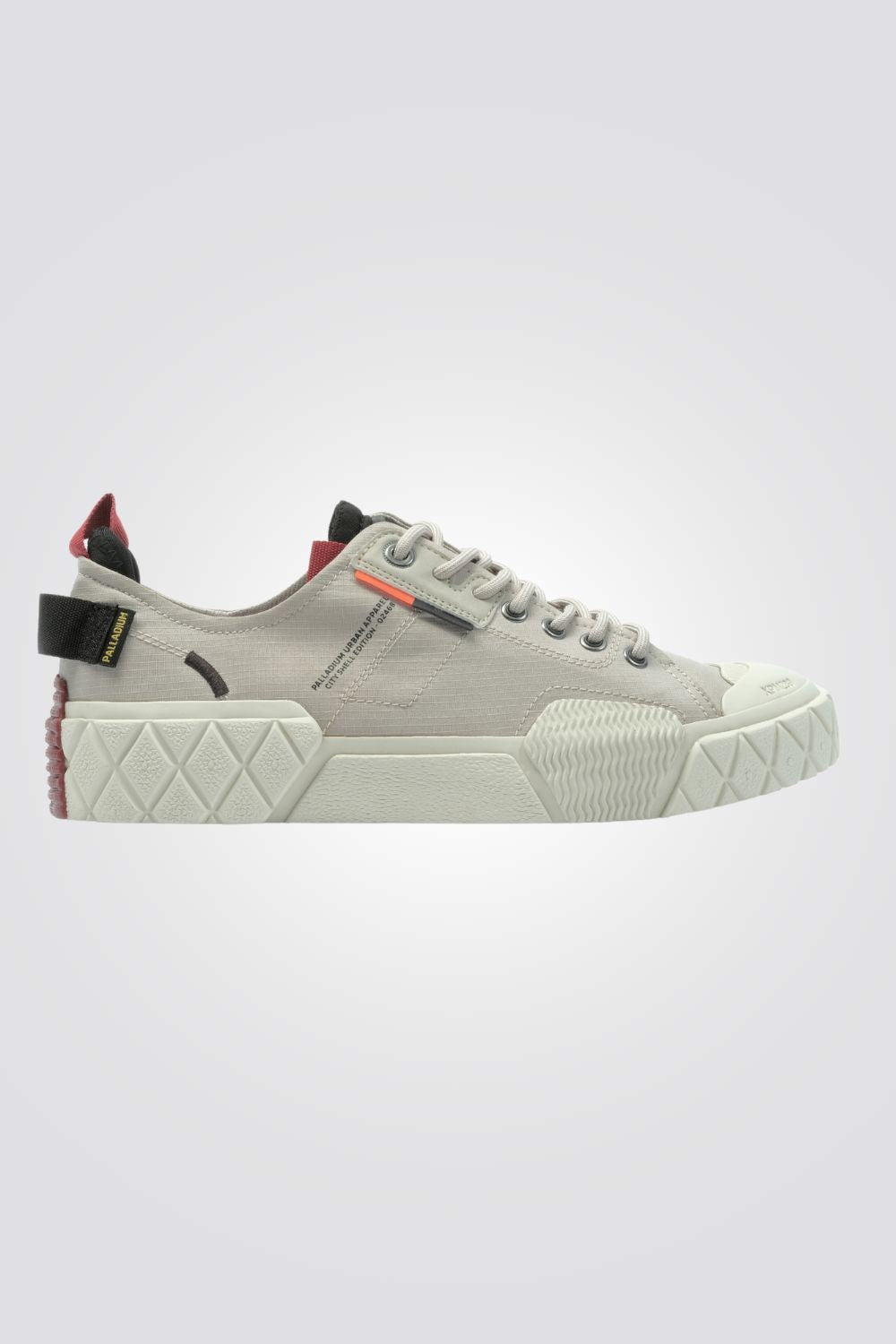 נעליים מבית המותג PALLADIUM, בעלות מדרס פנימי רך במיוחד שעוטף את הרגל בנוחות בלתי מתפשרת. סולייה חיצונית עמידה , שמספקת אחיזה מלאה בקרקע.