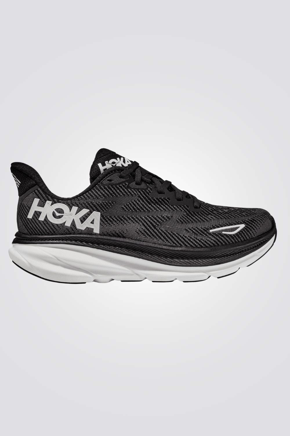 נעליים מבית המותג HOKA בעלות מדרס פנימי רך במיוחד שעוטף את הרגל בנוחות בלתי מתפשרת. סולייה חיצונית עמידה בתוספת בולם זעזועים, שמספקת אחיזה מלאה בקרקע