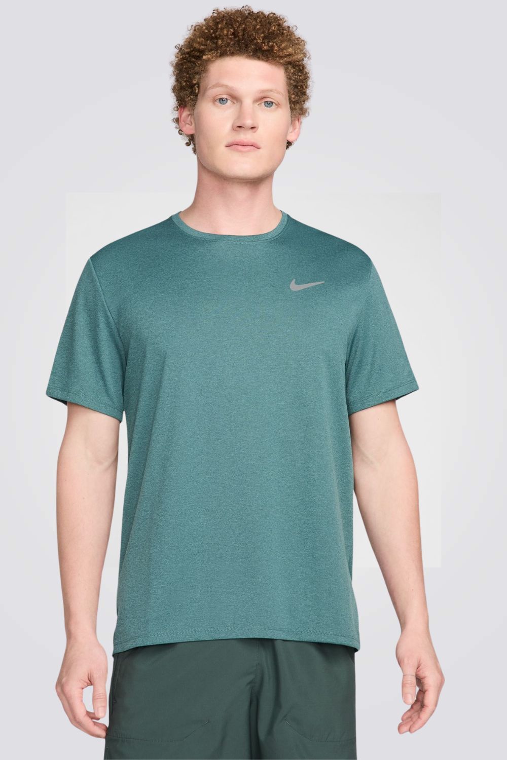 חולצה מבית המותג NIKE, עשויה מבד מנדף זיעה ששומר על הגוף שלך מאורר לאורך כל היום.