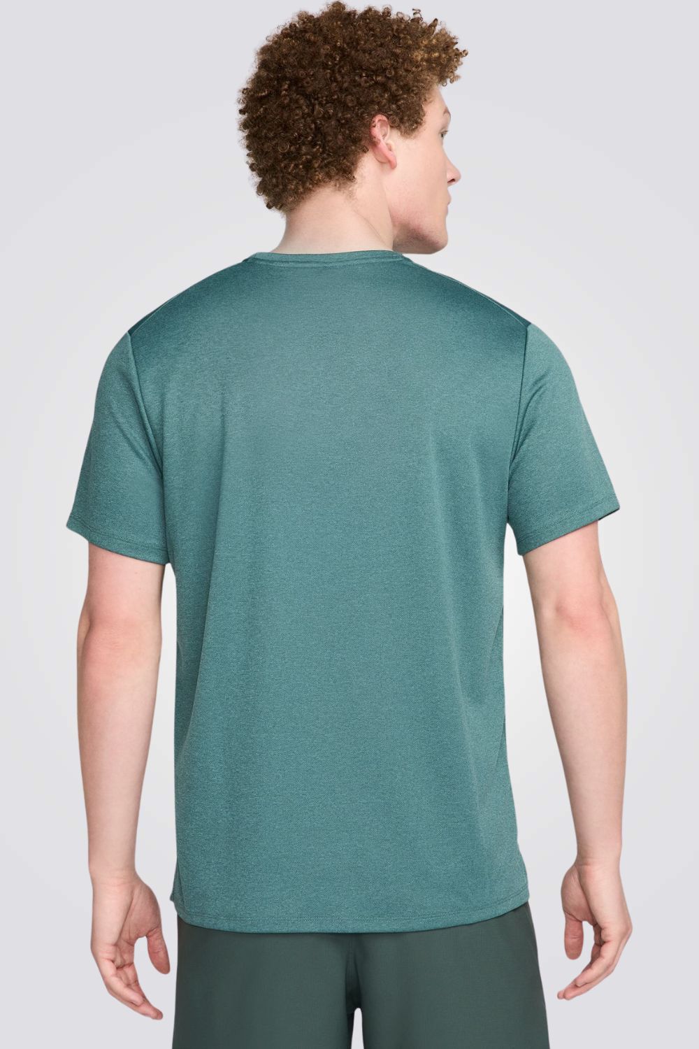 חולצה מבית המותג NIKE, עשויה מבד מנדף זיעה ששומר על הגוף שלך מאורר לאורך כל היום.