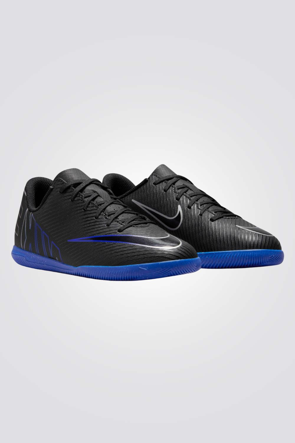 נעליים מבית המותג NIKE, בעלות מדרס פנימי שמעניק נוחות מירבית לאורך היום. סולייה חיצונית שמספקת אחיזה מלאה בקרקע.