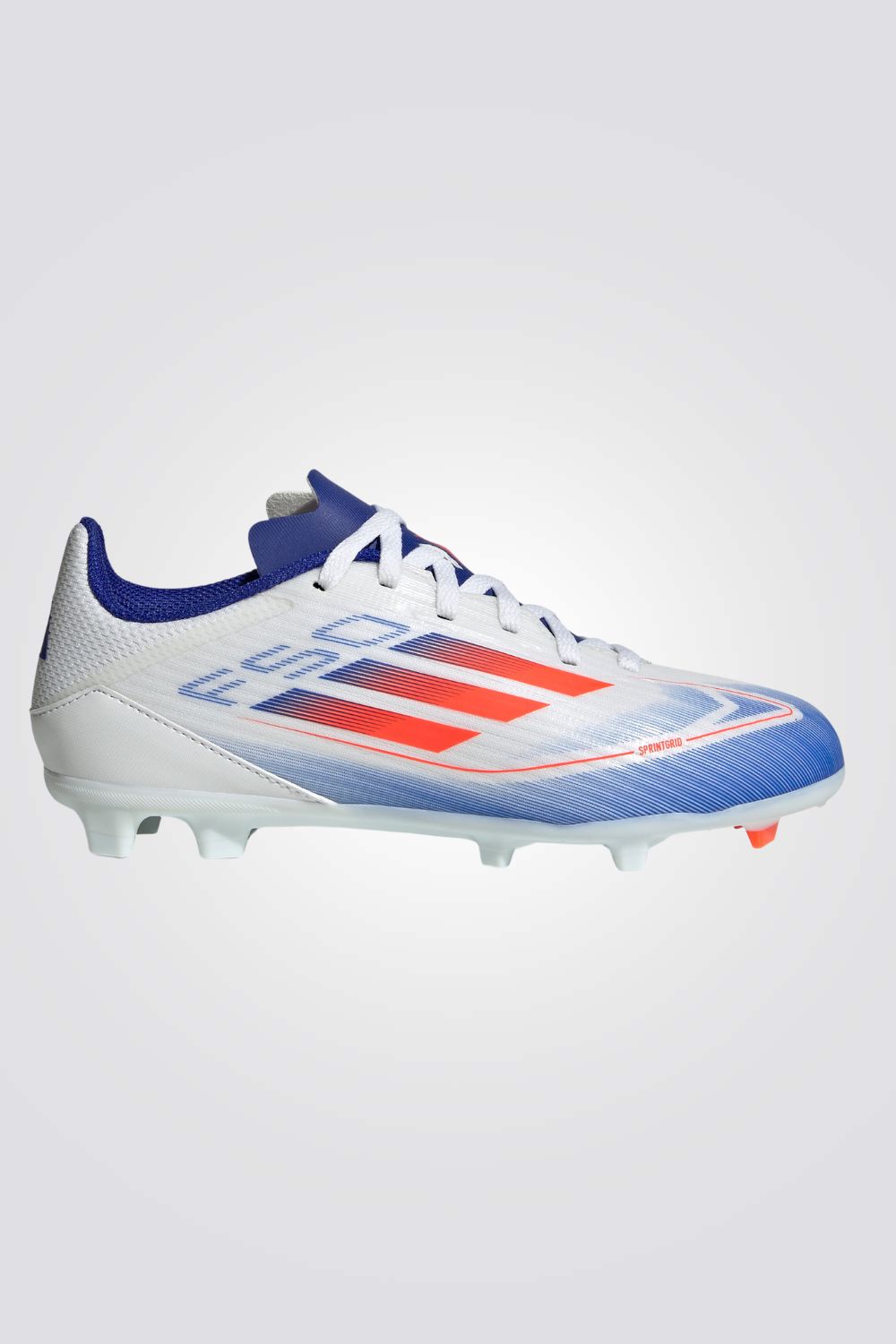 נעליים מבית המותג ADIDAS, בעלות מדרס פנימי רך שעוטף את הרגל ומספק נוחות מירבית. סולייה חיצונית מגומי שמספקת אחיזה מלאה בדשא לאורך המשחק.