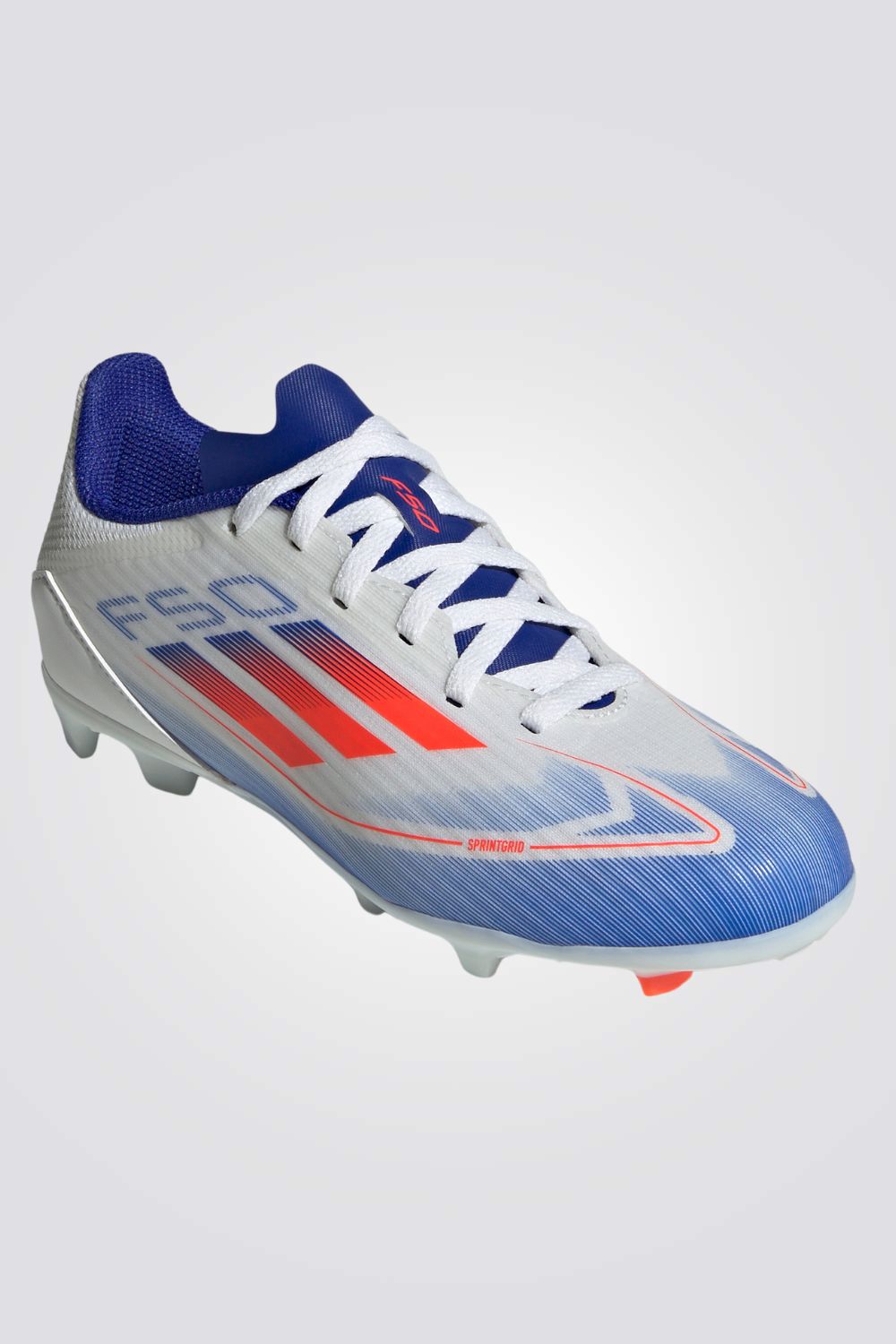 נעליים מבית המותג ADIDAS, בעלות מדרס פנימי רך שעוטף את הרגל ומספק נוחות מירבית. סולייה חיצונית מגומי שמספקת אחיזה מלאה בדשא לאורך המשחק.