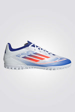 נעליים מבית המותג ADIDAS, בעלות מדרס פנימי רך שעוטף את הרגל ומספק נוחות מירבית. סולייה חיצונית מגומי שמספקת אחיזה מלאה בדשא לאורך המשחק.