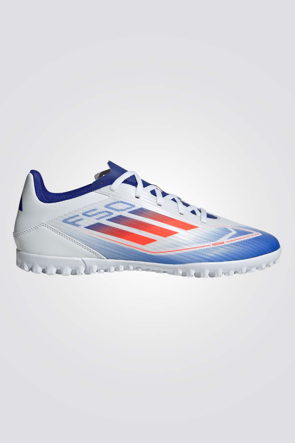 נעליים מבית המותג ADIDAS, בעלות מדרס פנימי רך שעוטף את הרגל ומספק נוחות מירבית. סולייה חיצונית מגומי שמספקת אחיזה מלאה בדשא לאורך המשחק.