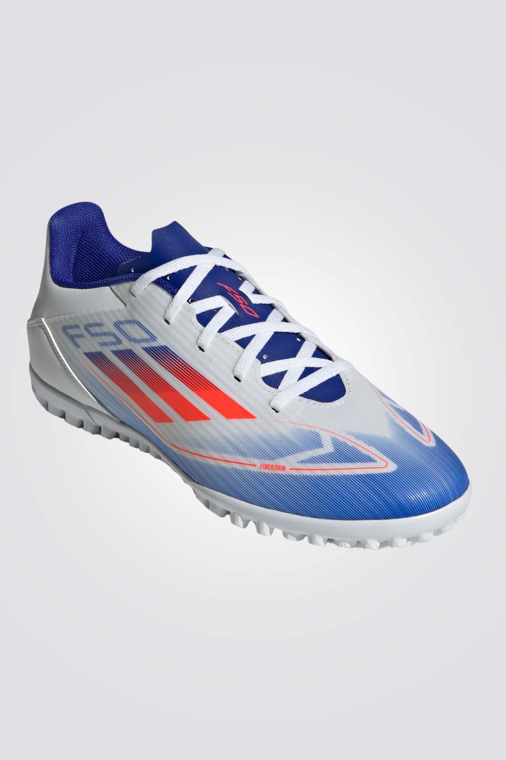 נעליים מבית המותג ADIDAS, בעלות מדרס פנימי רך שעוטף את הרגל ומספק נוחות מירבית. סולייה חיצונית מגומי שמספקת אחיזה מלאה בדשא לאורך המשחק.