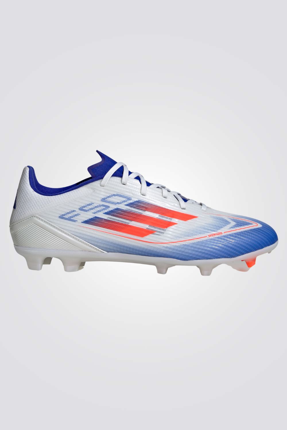 נעליים מבית המותג ADIDAS, בעלות מדרס פנימי רך שעוטף את הרגל ומספק נוחות מירבית. סולייה חיצונית מגומי שמספקת אחיזה מלאה בדשא לאורך המשחק.