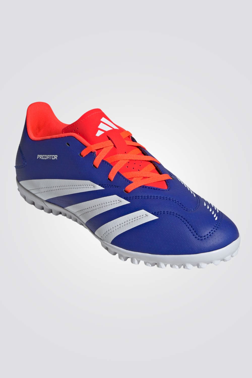 נעליים מבית המותג ADIDAS, בעלות מדרס פנימי רך שעוטף את הרגל ומספק נוחות מירבית. סולייה חיצונית מגומי שמספקת אחיזה מלאה בדשא לאורך המשחק