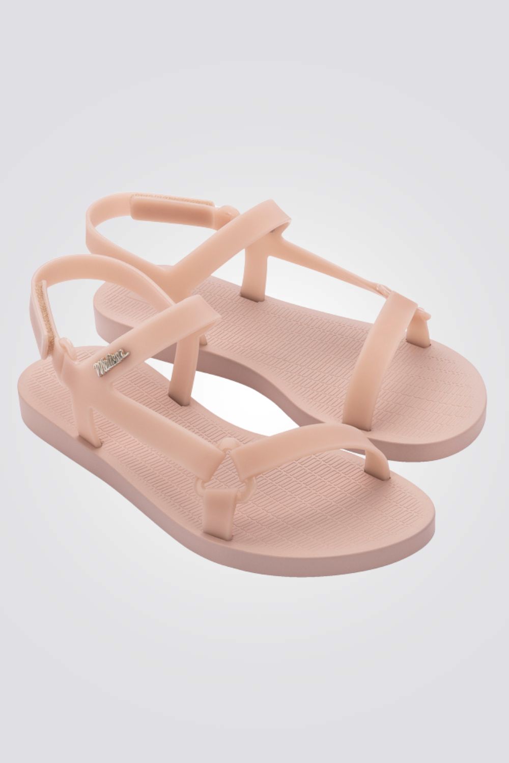 סנדלים מבית המותג MELLISA בעלות מדרס פנימי רך במיוחד שעוטף את הרגל בנוחות בלתי מתפשרת. סולייה חיצונית עמידה שמספקת אחיזה מלאה בקרקע. רצועה אחורית בסגירת אבזם להתאמה מושלמת.