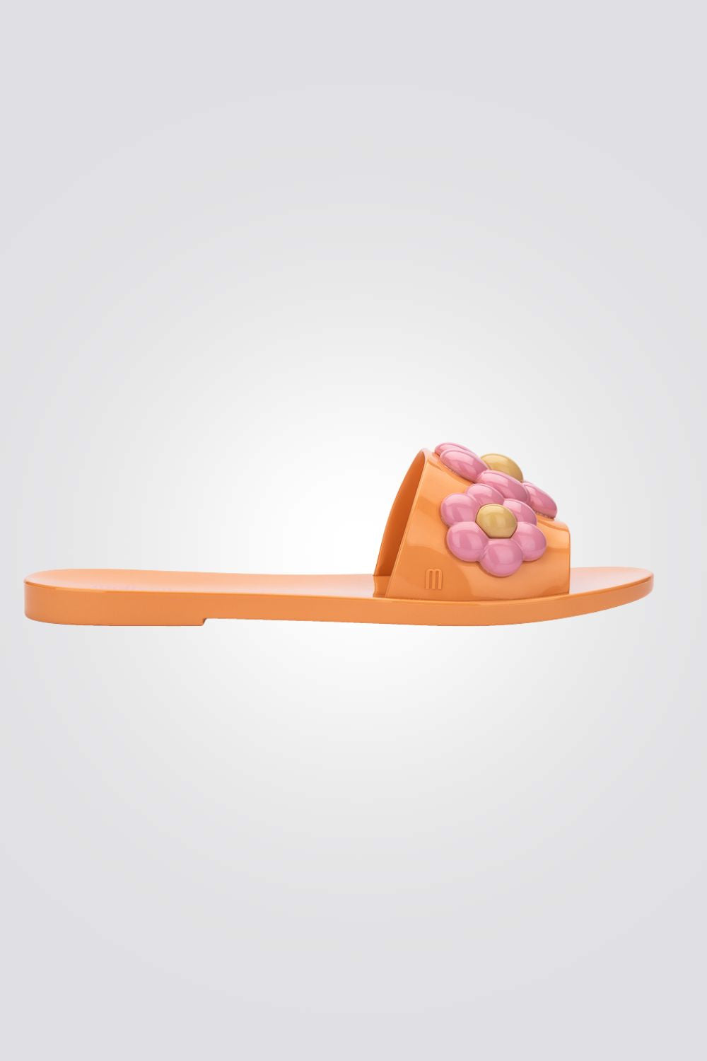 כפכפים מבית המותג MELLISA בעלות מדרס פנימי רך במיוחד שעוטף את הרגל בנוחות בלתי מתפשרת. סולייה חיצונית עמידה שמספקת אחיזה מלאה בקרקע.