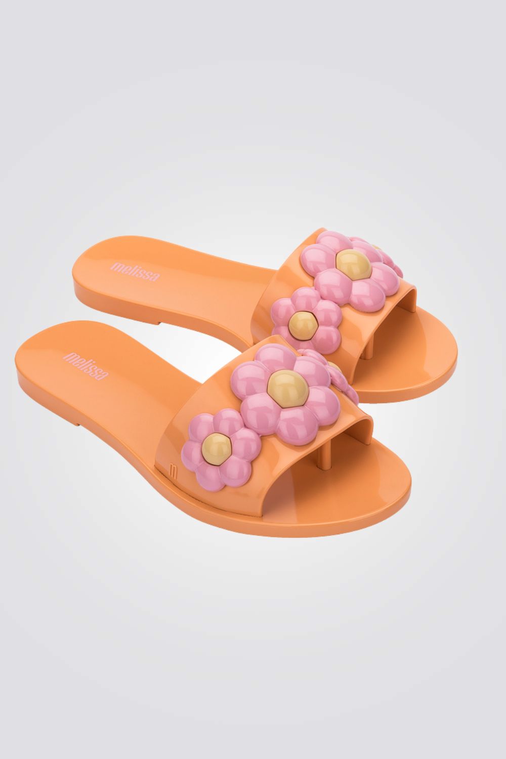 כפכפים מבית המותג MELLISA בעלות מדרס פנימי רך במיוחד שעוטף את הרגל בנוחות בלתי מתפשרת. סולייה חיצונית עמידה שמספקת אחיזה מלאה בקרקע.