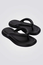 כפכפים מבית המותג MELLISA בעלות מדרס פנימי רך במיוחד שעוטף את הרגל בנוחות בלתי מתפשרת. סולייה חיצונית עמידה שמספקת אחיזה מלאה בקרקע.