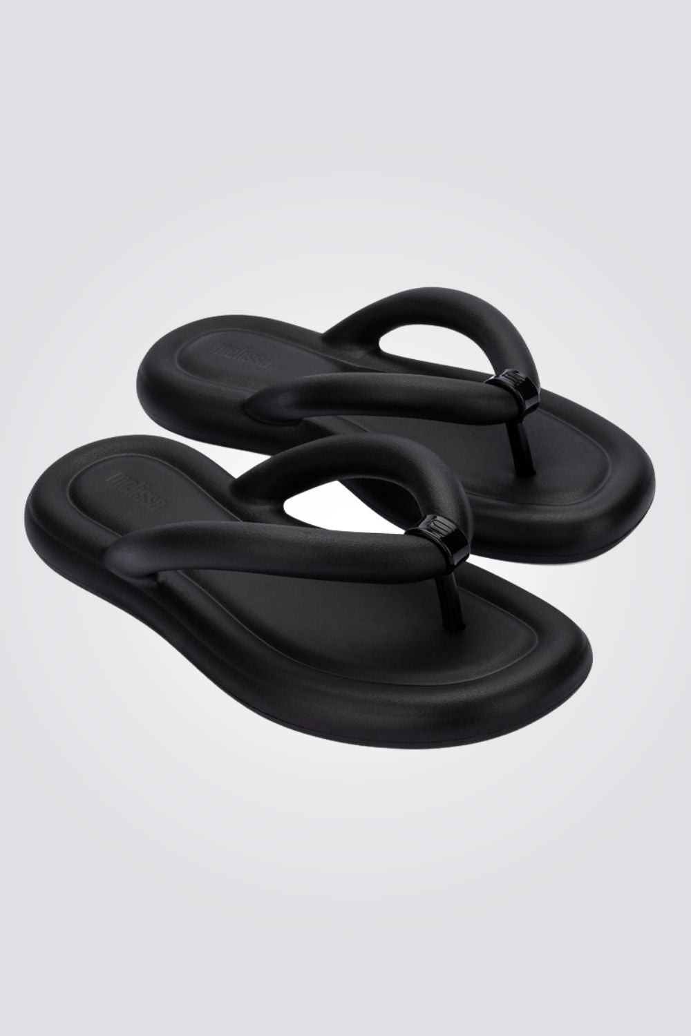 כפכפים מבית המותג MELLISA בעלות מדרס פנימי רך במיוחד שעוטף את הרגל בנוחות בלתי מתפשרת. סולייה חיצונית עמידה שמספקת אחיזה מלאה בקרקע.