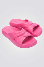 כפכפים מבית המותג MELLISA בעלות מדרס פנימי רך במיוחד שעוטף את הרגל בנוחות בלתי מתפשרת. סולייה חיצונית עמידה שמספקת אחיזה מלאה בקרקע.