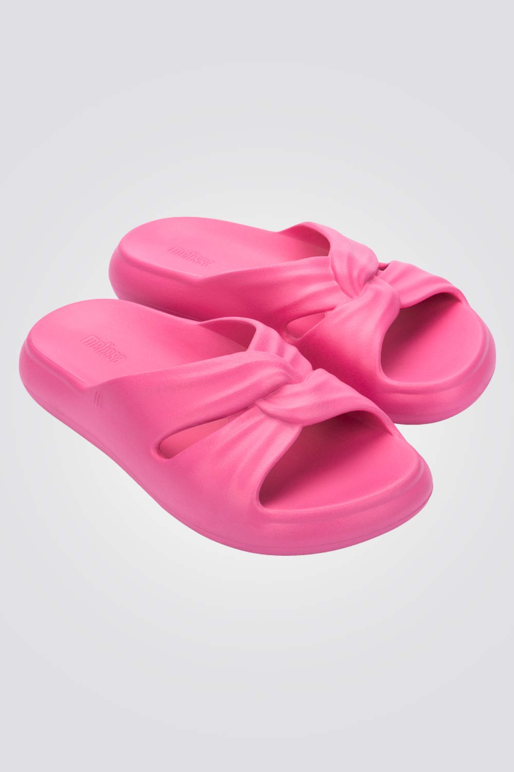 כפכפים מבית המותג MELLISA בעלות מדרס פנימי רך במיוחד שעוטף את הרגל בנוחות בלתי מתפשרת. סולייה חיצונית עמידה שמספקת אחיזה מלאה בקרקע.