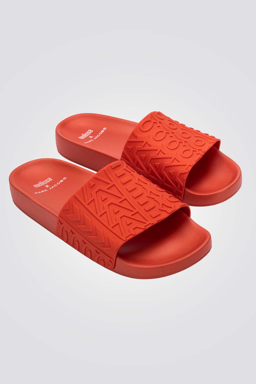 כפכפים מבית המותג MELLISA בעלות מדרס פנימי רך במיוחד שעוטף את הרגל בנוחות בלתי מתפשרת. סולייה חיצונית עמידה שמספקת אחיזה מלאה בקרקע