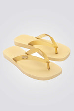 כפכפים מבית המותג MELLISA בעלות מדרס פנימי רך במיוחד שעוטף את הרגל בנוחות בלתי מתפשרת. סולייה חיצונית עמידה שמספקת אחיזה מלאה בקרקע