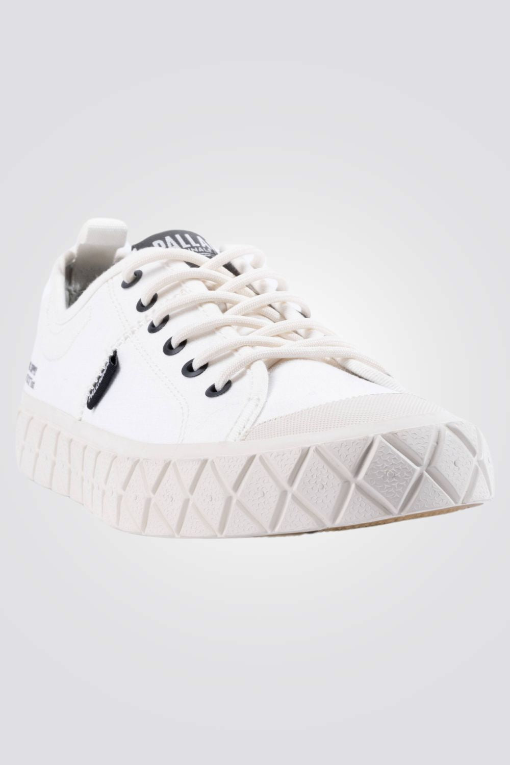 נעליים מבית המותג PALADIUM בעלות מדרס מיוחד , שהופך את ההליכה לנוחה במיוחד לאורך כל היום, קלות משקל ונוחות במיוחד. היחידות שיכולות להתמודד עם אתגרי היומיום