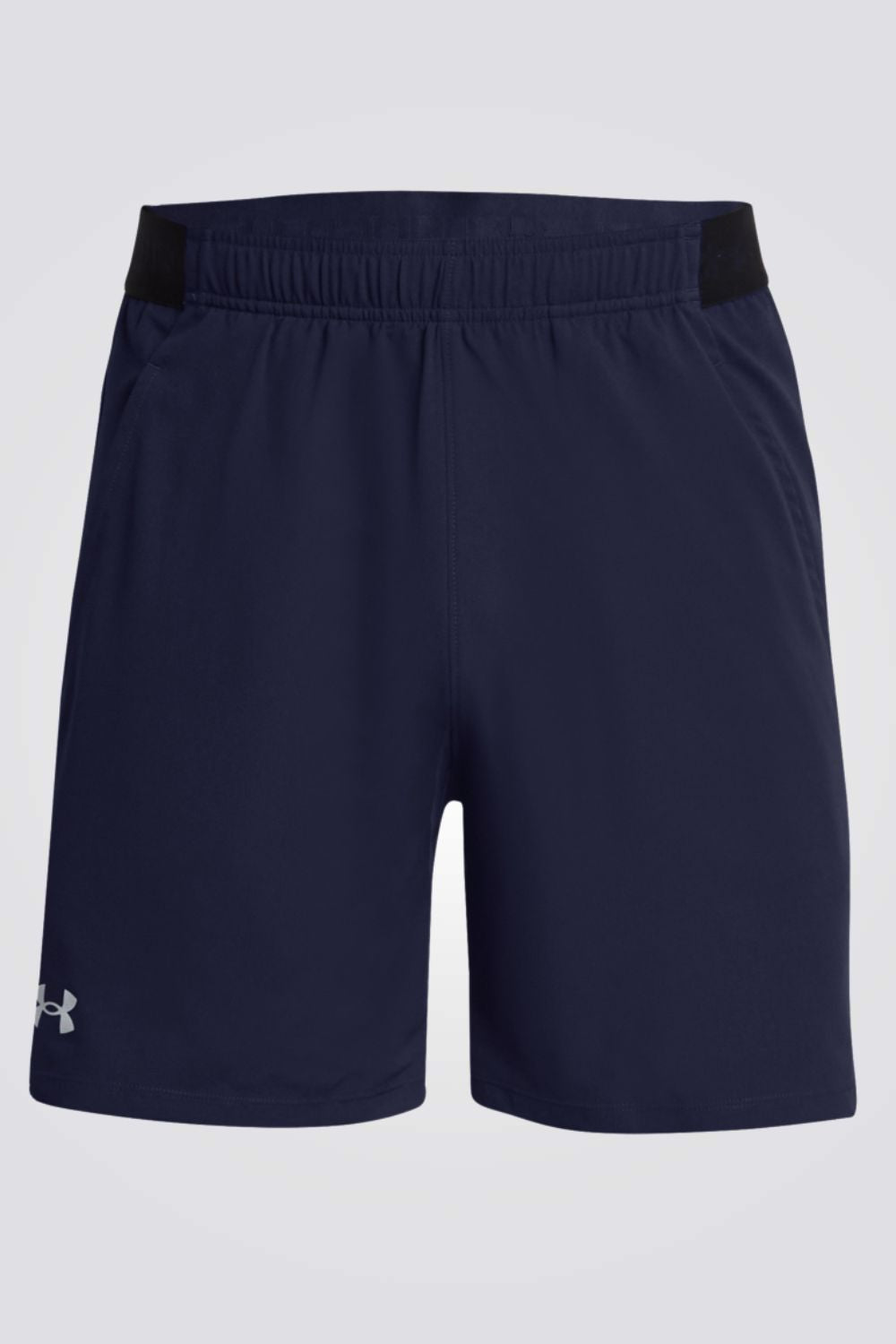 מכנסיים מבית המותג UNDER ARMOUR , עשויות מבד מנדף זיעה ששומר עלייך מאורר לאורך האימון. כיסים קדמיים &nbsp;לשמירה על החפצים שלך באופן הבטוח ביותר. מותן אלסטית עם שרוך להתאמה מושלמת.