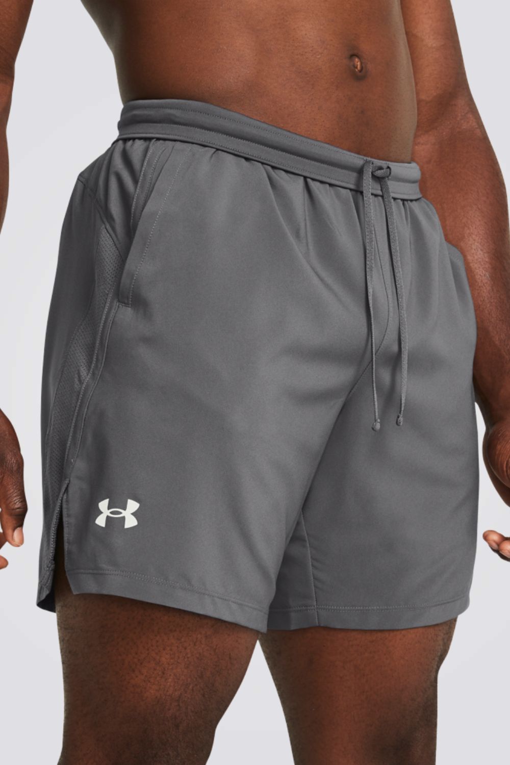 מכנסיים מבית המותג UNDER ARMOUR , עשויות מבד מנדף זיעה ששומר עלייך מאורר לאורך האימון. כיסים קדמיים &nbsp;לשמירה על החפצים שלך באופן הבטוח ביותר. מותן אלסטית עם שרוך להתאמה מושלמת.