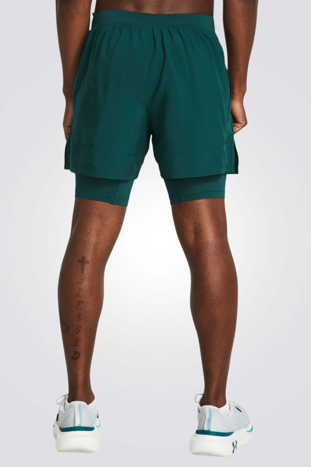 מכנסיים מבית המותג UNDER ARMOUR , עשויות מבד מנדף זיעה ששומר עלייך מאורר לאורך האימון. כיסים קדמיים לשמירה על החפצים שלך באופן הבטוח ביותר. מותן אלסטית עם שרוך להתאמה מושלמת.