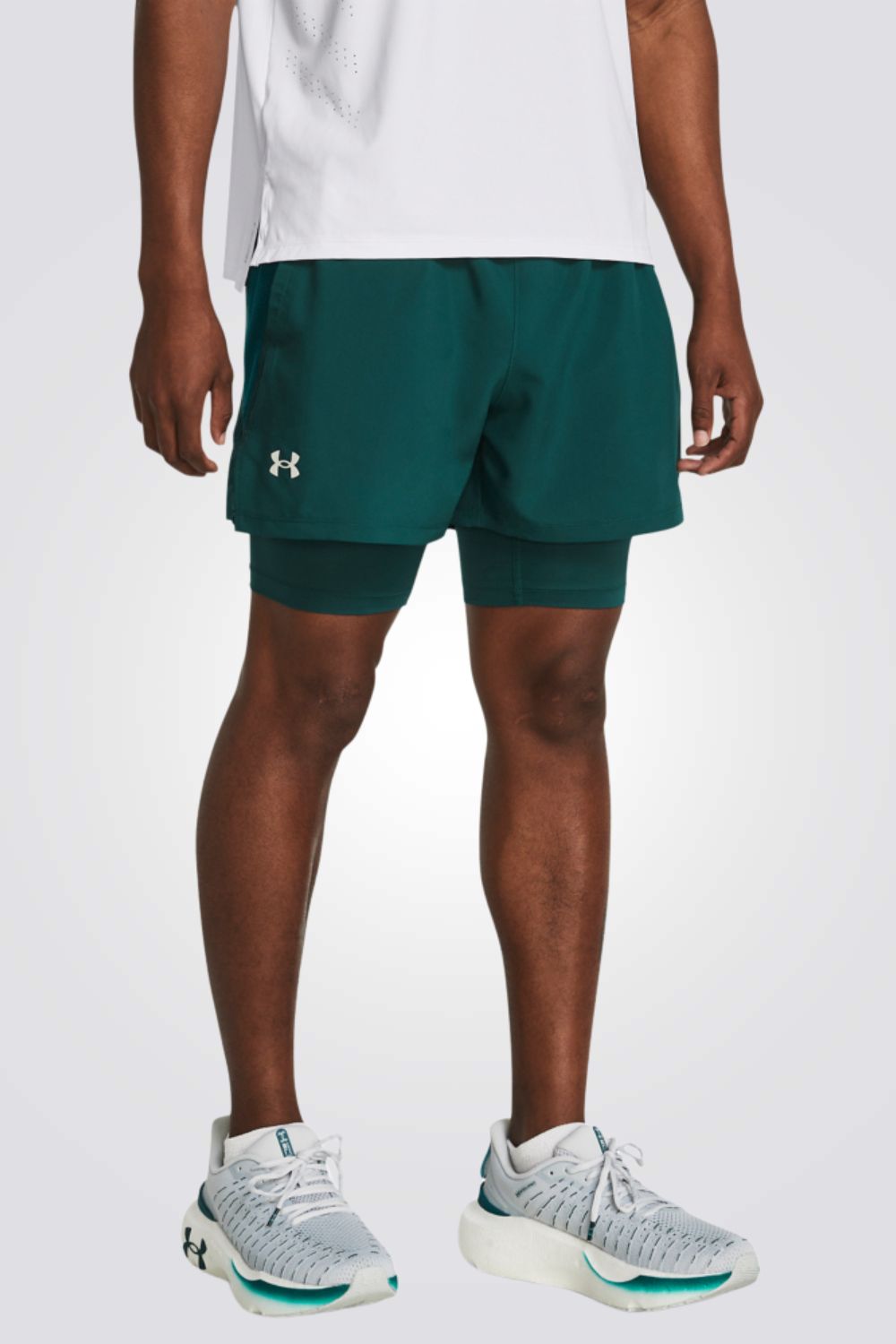מכנסיים מבית המותג UNDER ARMOUR , עשויות מבד מנדף זיעה ששומר עלייך מאורר לאורך האימון. כיסים קדמיים לשמירה על החפצים שלך באופן הבטוח ביותר. מותן אלסטית עם שרוך להתאמה מושלמת.