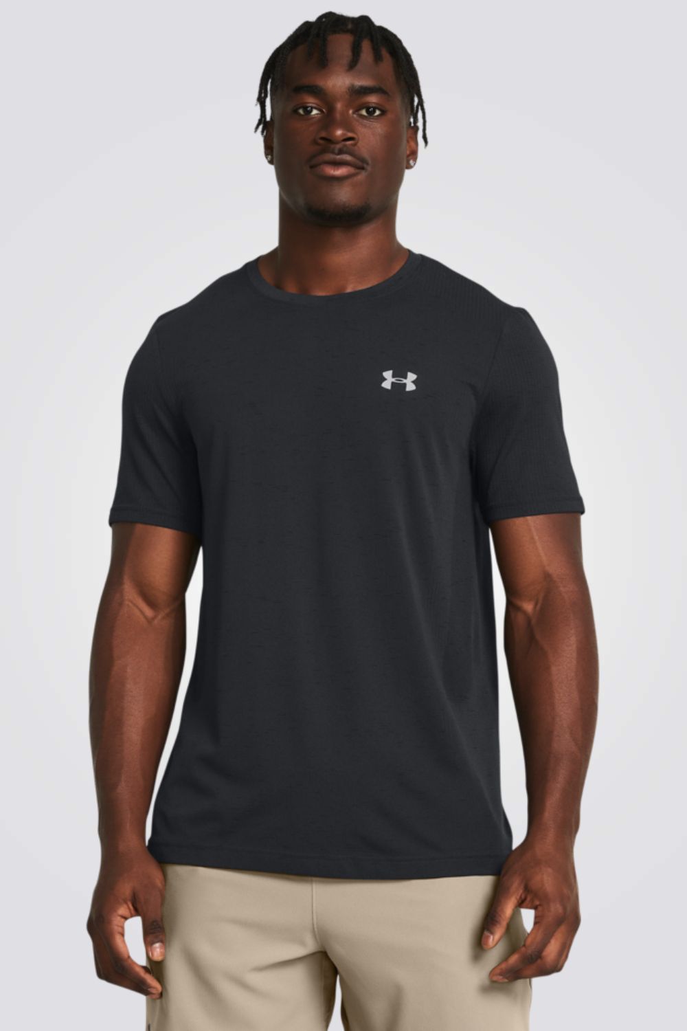 חולצה מבית המותג UNDER ARMOUR, עשויה מבד מנדף זיעה ששומר על הגוף שלך מאורר לאורך כל האימון.