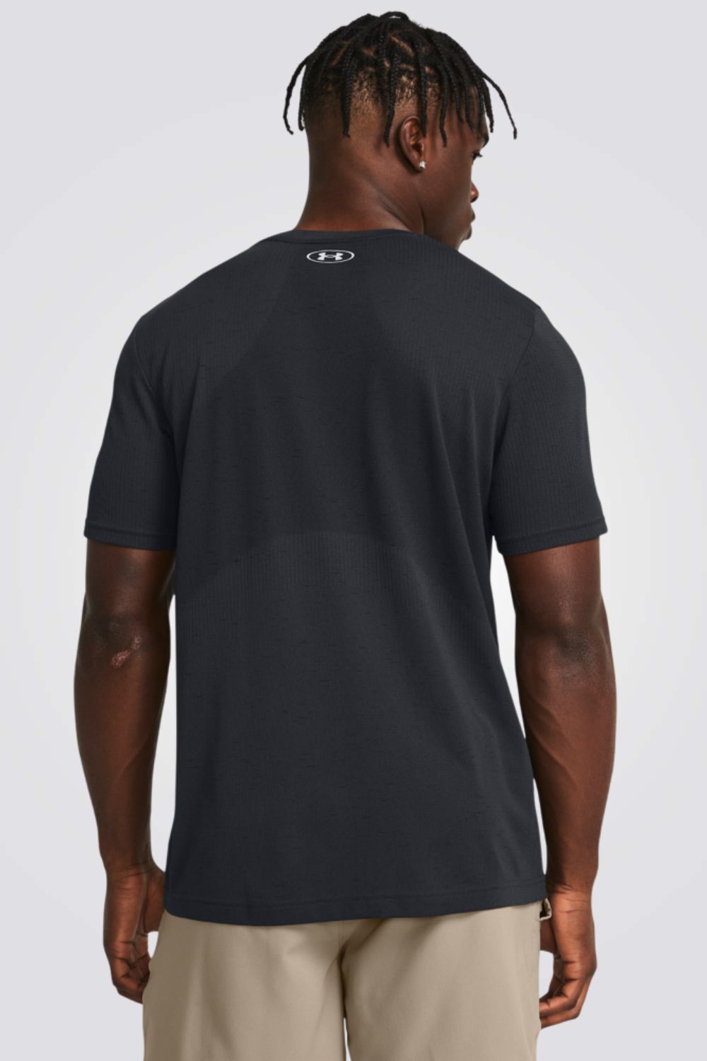 חולצה מבית המותג UNDER ARMOUR, עשויה מבד מנדף זיעה ששומר על הגוף שלך מאורר לאורך כל האימון.