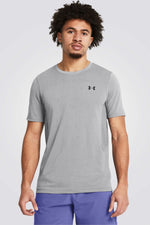 חולצה מבית המותג UNDER ARMOUR , עשויה מבד מנדף זיעה ששומר על הגוף שלך מאורר לאורך כל האימון.