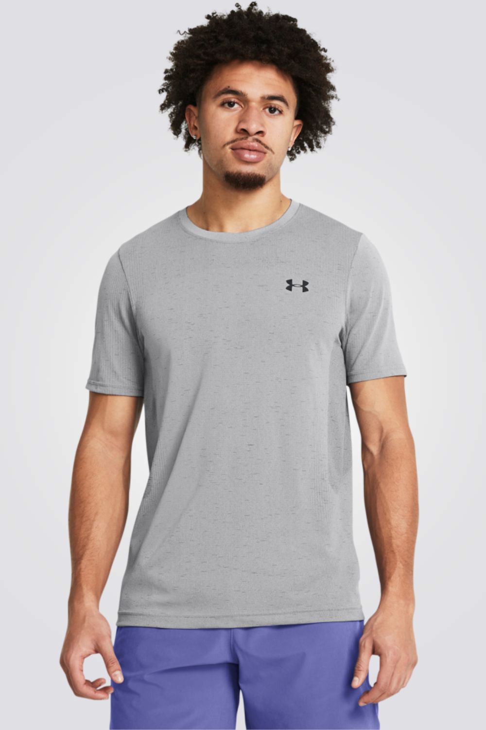 חולצה מבית המותג UNDER ARMOUR , עשויה מבד מנדף זיעה ששומר על הגוף שלך מאורר לאורך כל האימון.