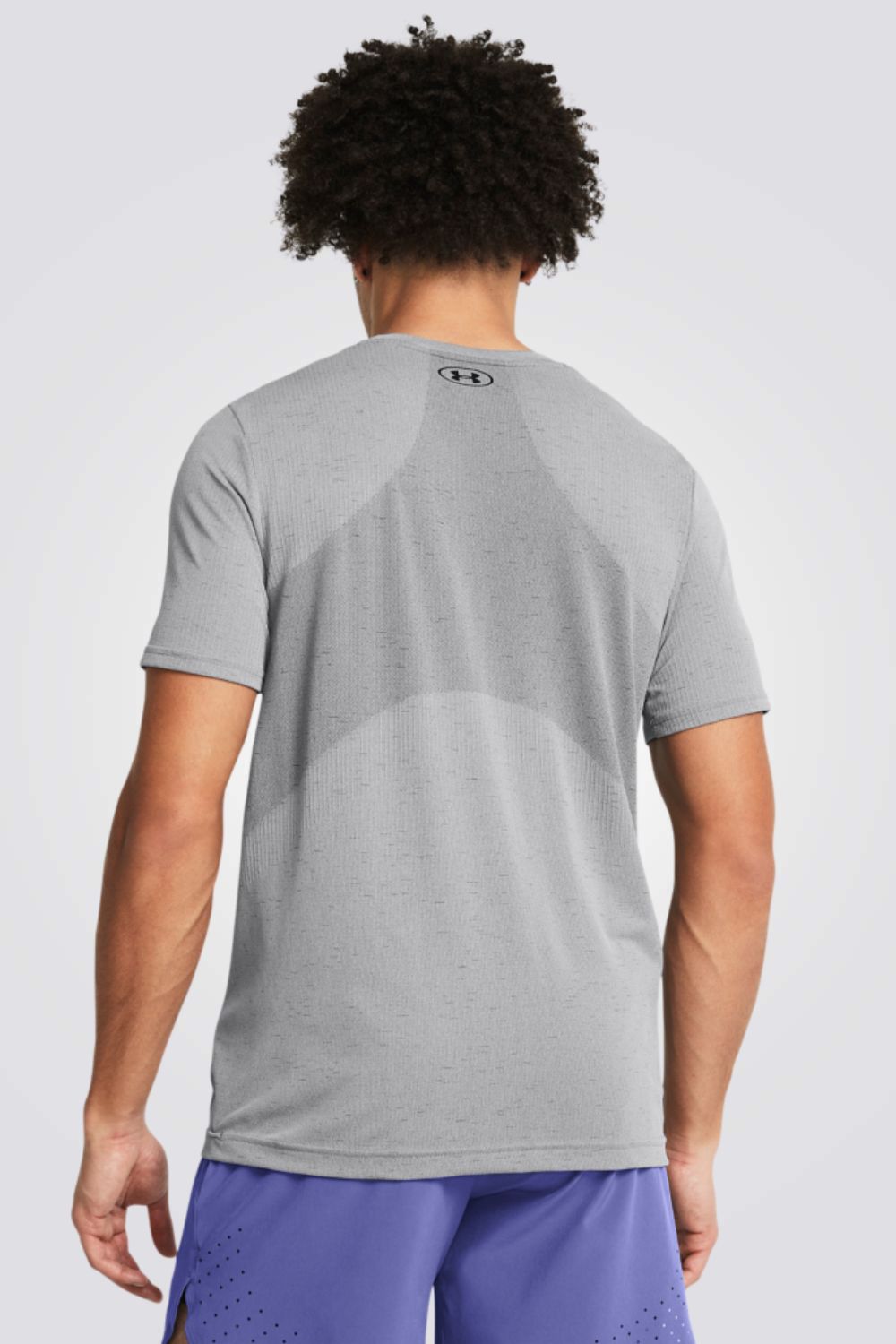 חולצה מבית המותג UNDER ARMOUR , עשויה מבד מנדף זיעה ששומר על הגוף שלך מאורר לאורך כל האימון.