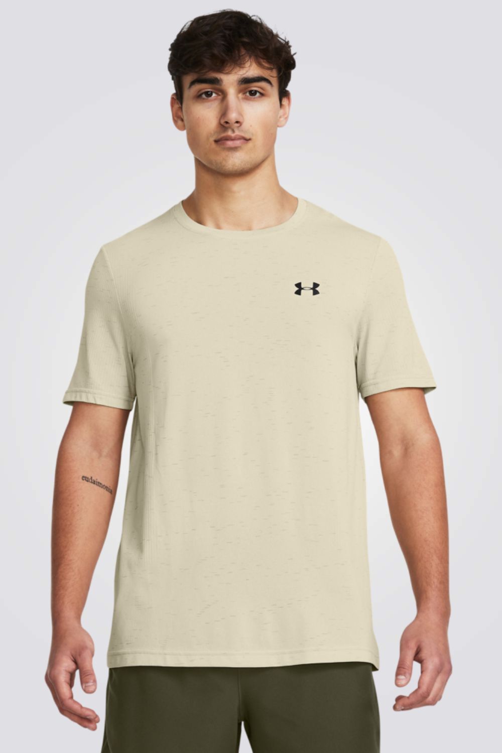 חולצה מבית המותג UNDER ARMOUR , עשויה מבד נוח ושומרת על הגוף שלך מאורר לאורך כל האימון.