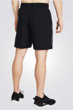 מכנסיים מבית המותג UNDER ARMOUR , עשויות מבד מנדף זיעה ששומר עלייך מאורר לאורך האימון. כיסים קדמיים &nbsp;לשמירה על החפצים שלך באופן הבטוח ביותר. מותן אלסטית עם שרוך להתאמה מושלמת.