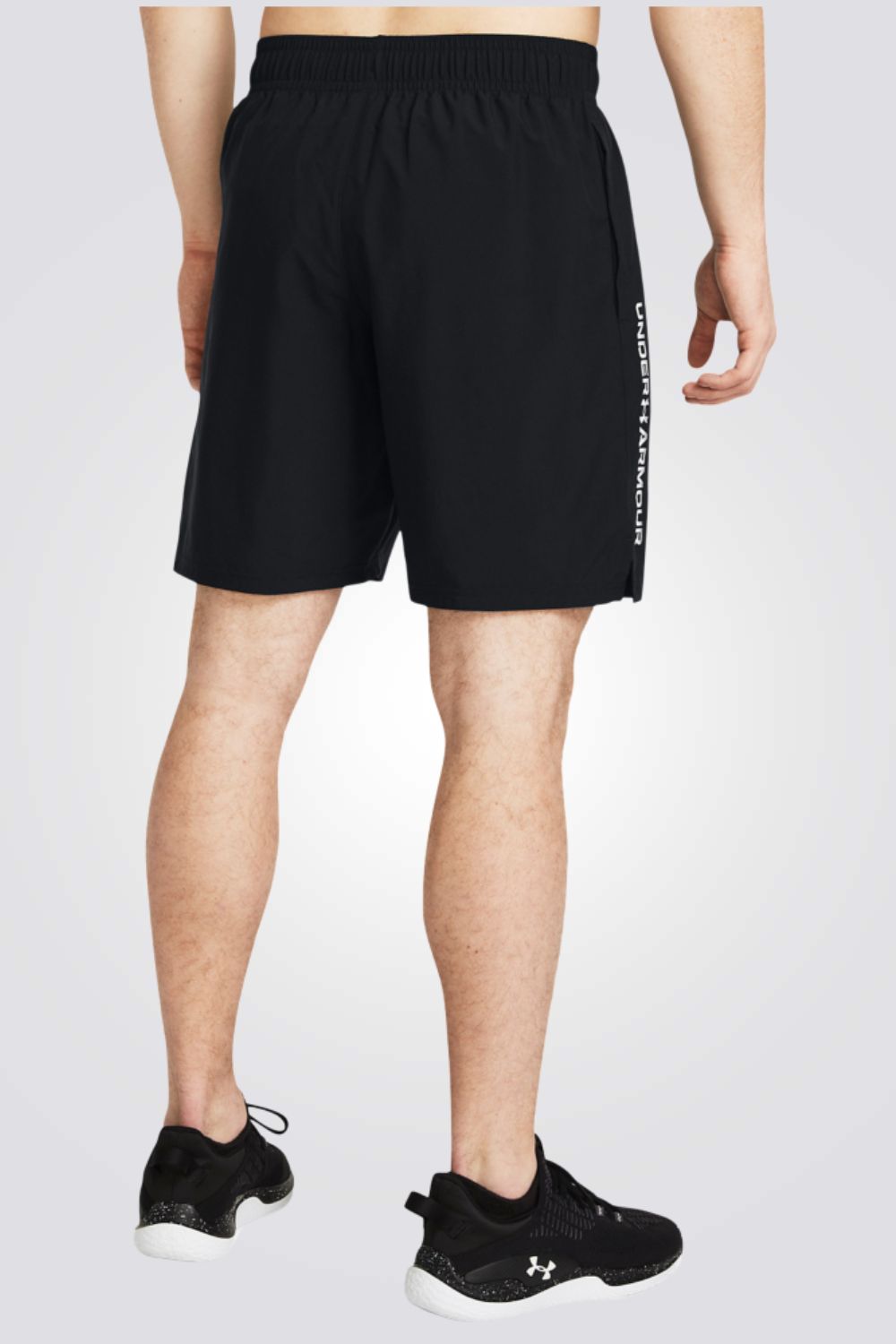 מכנסיים מבית המותג UNDER ARMOUR , עשויות מבד מנדף זיעה ששומר עלייך מאורר לאורך האימון. כיסים קדמיים &nbsp;לשמירה על החפצים שלך באופן הבטוח ביותר. מותן אלסטית עם שרוך להתאמה מושלמת.