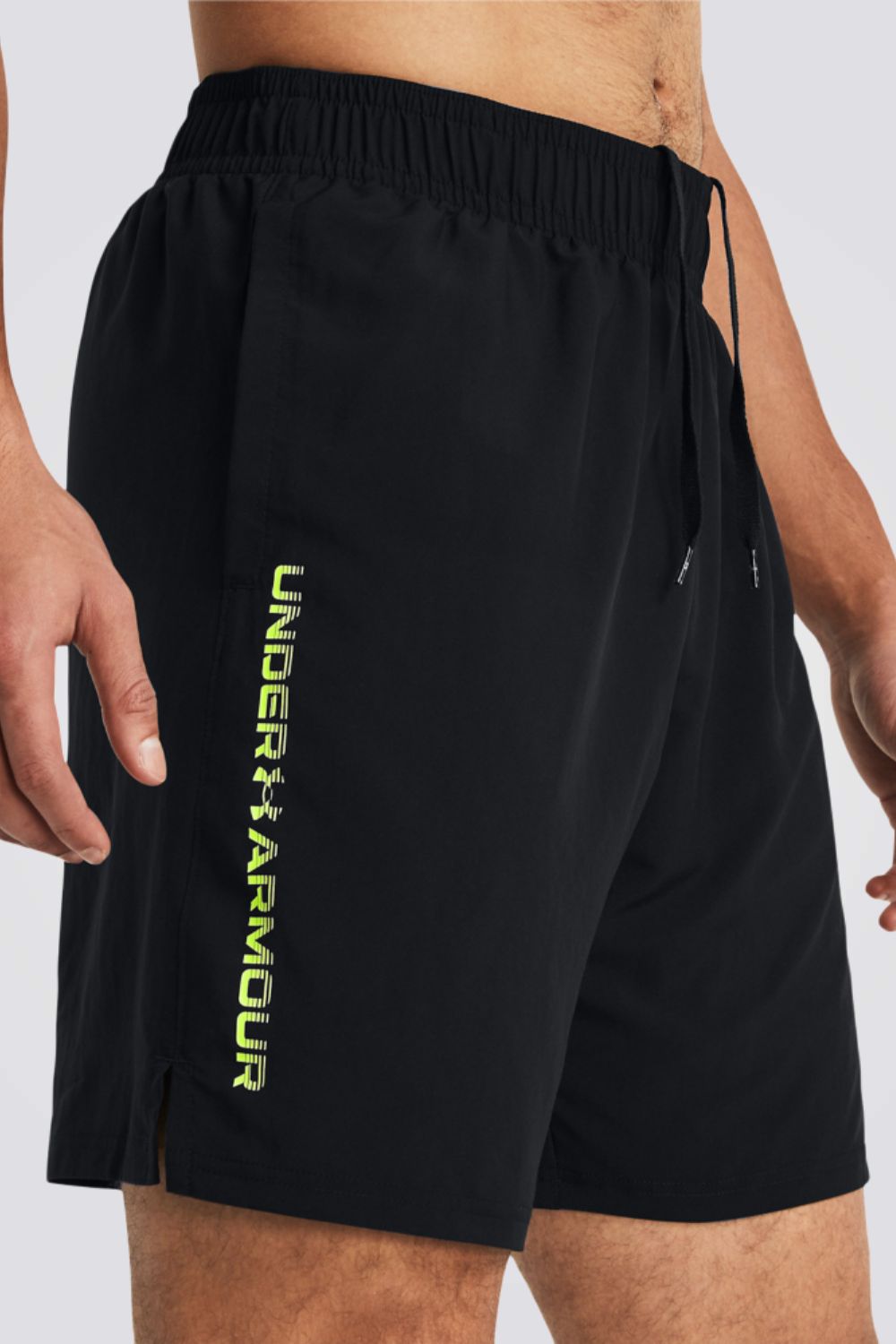 מכנסיים מבית המותג UNDER ARMOUR , עשויות מבד מנדף זיעה ששומר עלייך מאורר לאורך האימון. כיסים קדמיים &nbsp;לשמירה על החפצים שלך באופן הבטוח ביותר. מותן אלסטית עם שרוך להתאמה מושלמת.