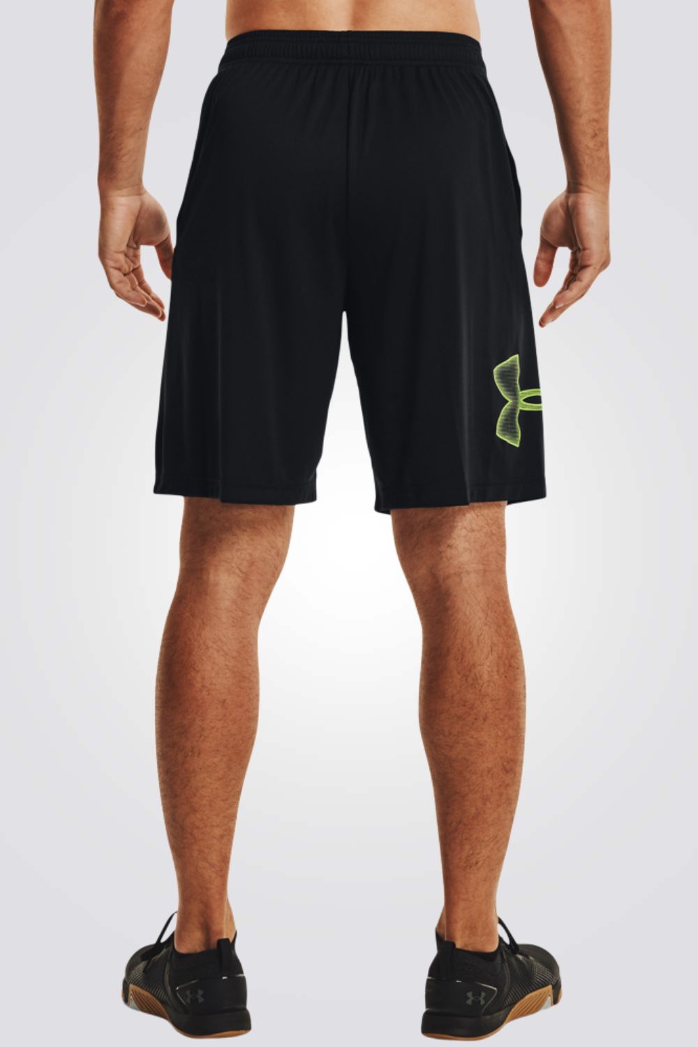 מכנסיים מבית המותג UNDER ARMOUR , עשויות מבד מנדף זיעה ששומר עלייך מאורר לאורך האימון. כיסים קדמיים &nbsp;לשמירה על החפצים שלך באופן הבטוח ביותר. מותן אלסטית עם שרוך להתאמה מושלמת.