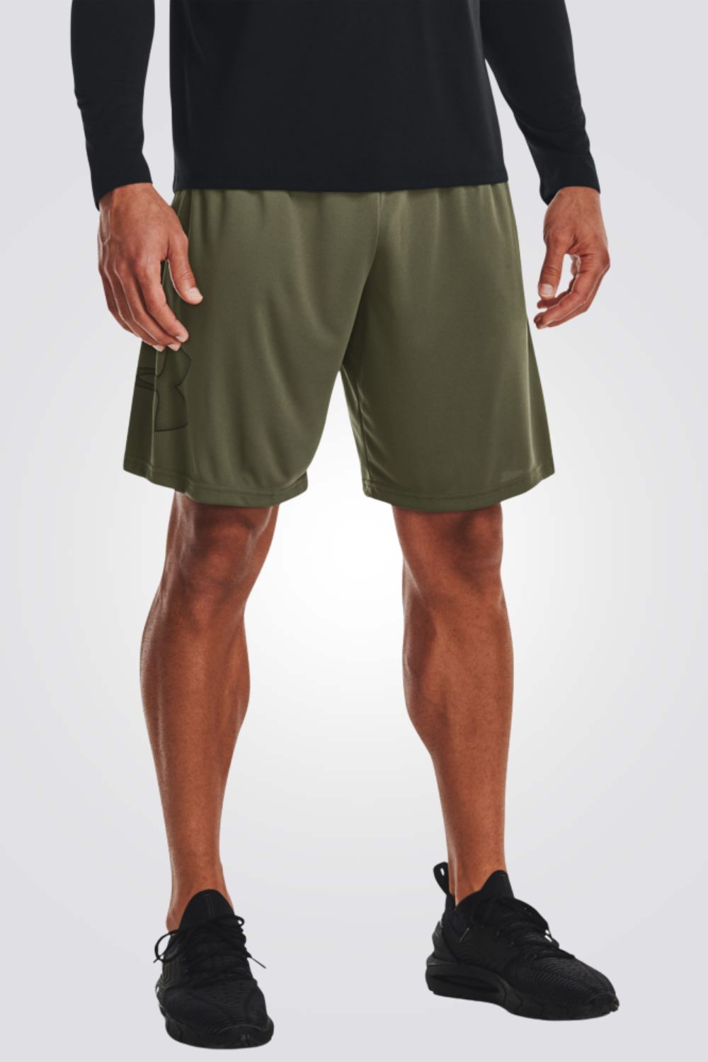 מכנסיים מבית המותג UNDER ARMOUR , עשויות מבד מנדף זיעה ששומר עלייך מאורר לאורך האימון. כיסים קדמיים &nbsp;לשמירה על החפצים שלך באופן הבטוח ביותר. מותן אלסטית עם שרוך להתאמה מושלמת.