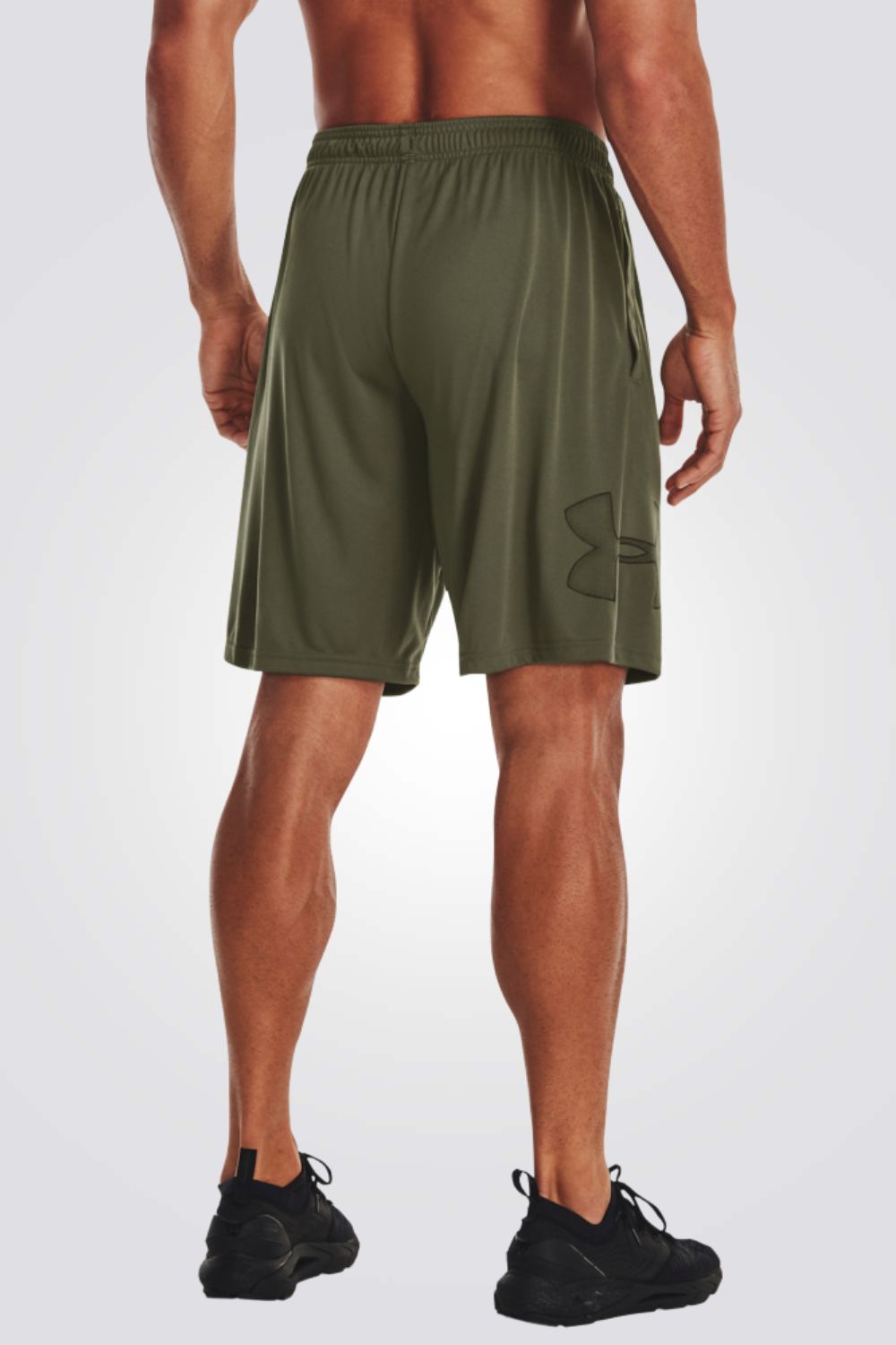 מכנסיים מבית המותג UNDER ARMOUR , עשויות מבד מנדף זיעה ששומר עלייך מאורר לאורך האימון. כיסים קדמיים &nbsp;לשמירה על החפצים שלך באופן הבטוח ביותר. מותן אלסטית עם שרוך להתאמה מושלמת.