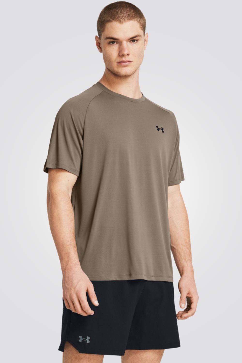 חולצה מבית המותג UNDER ARMOUR , עשויה מבד מנדף זיעה ששומר על הגוף שלך מאורר לאורך האימון