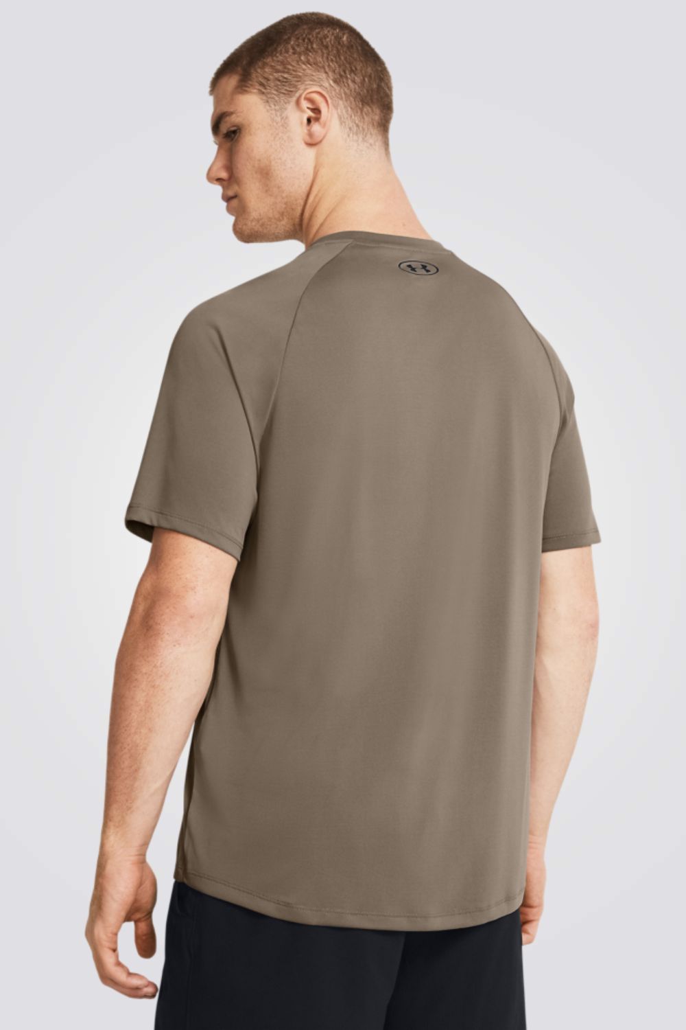 חולצה מבית המותג UNDER ARMOUR , עשויה מבד מנדף זיעה ששומר על הגוף שלך מאורר לאורך האימון